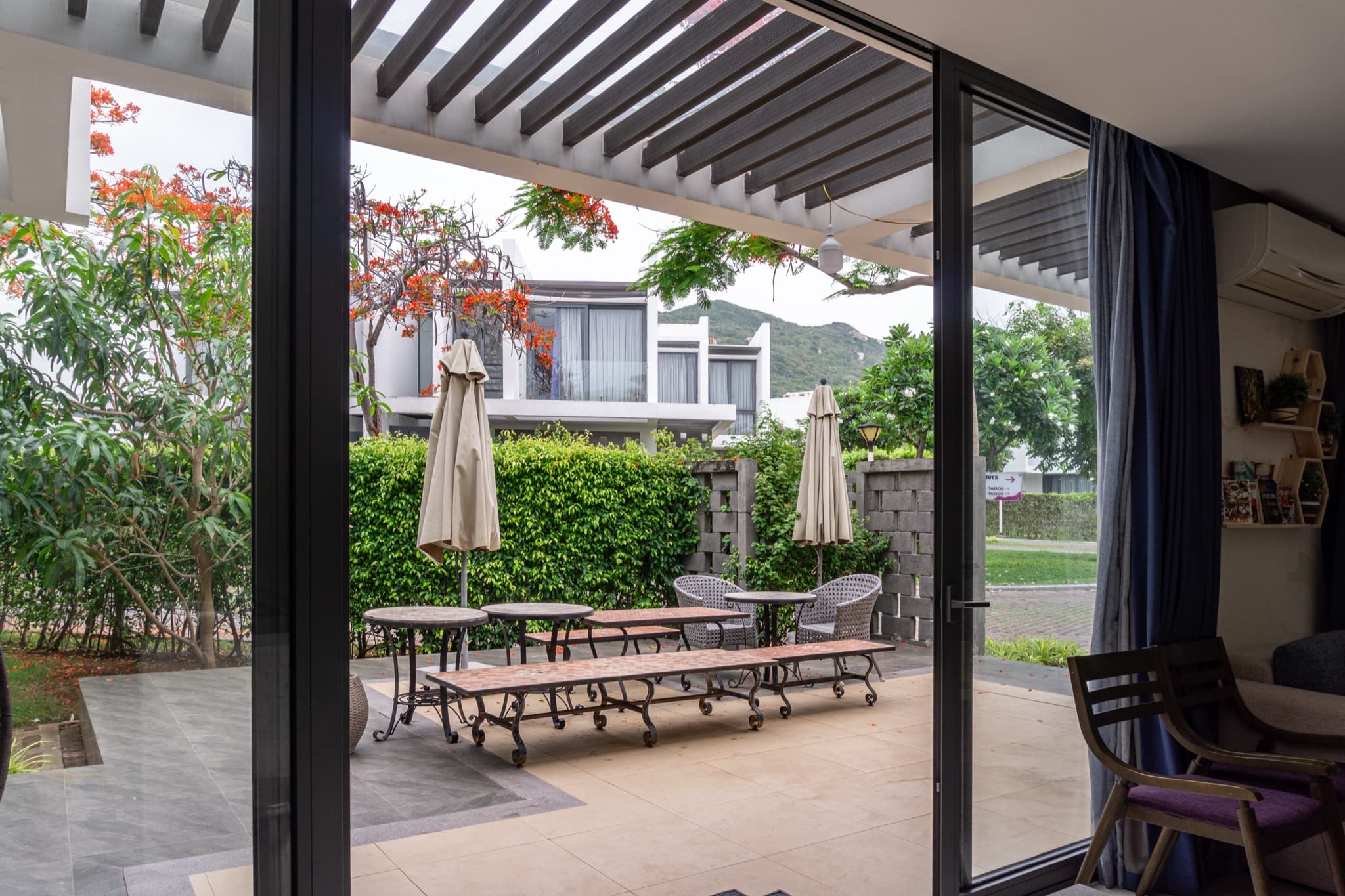 Dining room with a view into the garden